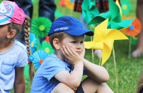 Ramybės skvere vaikai pasodino spalvotų gėlių pievą