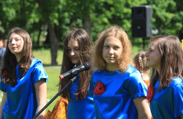 Ramybės skvere vaikai pasodino spalvotų gėlių pievą