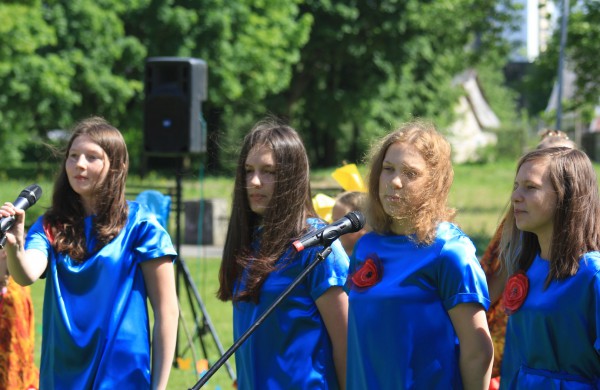 Ramybės skvere vaikai pasodino spalvotų gėlių pievą