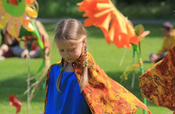 Ramybės skvere vaikai pasodino spalvotų gėlių pievą