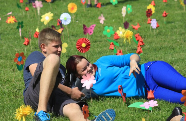 Ramybės skvere vaikai pasodino spalvotų gėlių pievą