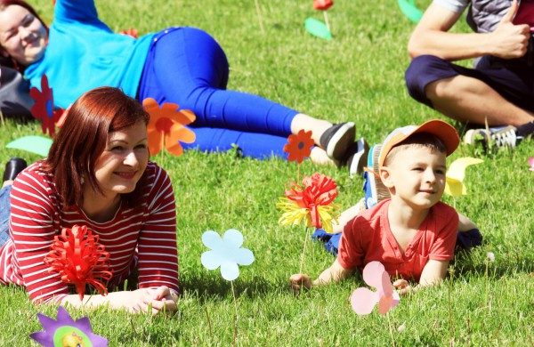 Ramybės skvere vaikai pasodino spalvotų gėlių pievą