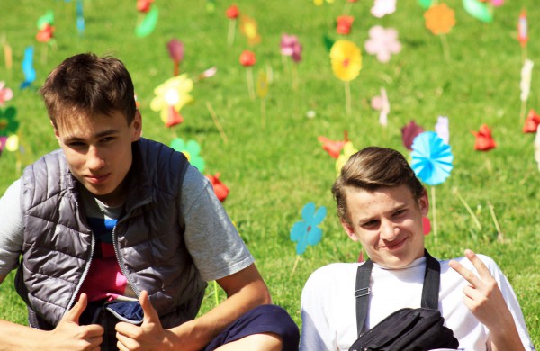 Ramybės skvere vaikai pasodino spalvotų gėlių pievą