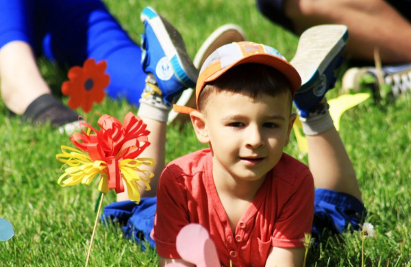Ramybės skvere vaikai pasodino spalvotų gėlių pievą
