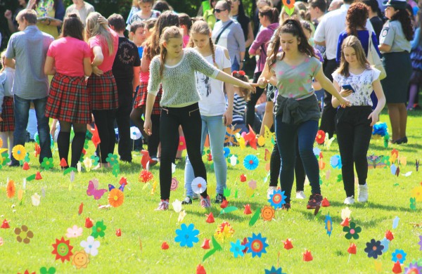 Ramybės skvere vaikai pasodino spalvotų gėlių pievą
