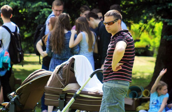 Ramybės skvere vaikai pasodino spalvotų gėlių pievą