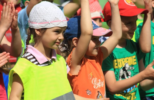 Ramybės skvere vaikai pasodino spalvotų gėlių pievą