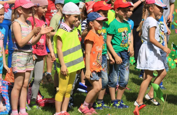 Ramybės skvere vaikai pasodino spalvotų gėlių pievą