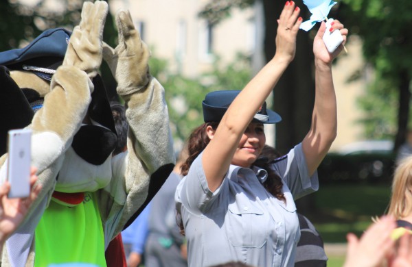 Ramybės skvere vaikai pasodino spalvotų gėlių pievą