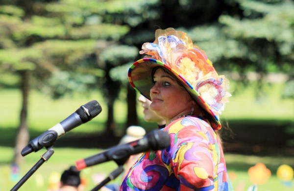 Ramybės skvere vaikai pasodino spalvotų gėlių pievą