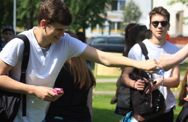 Ramybės skvere vaikai pasodino spalvotų gėlių pievą