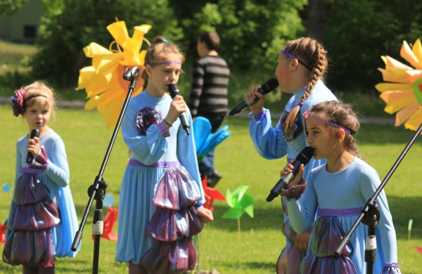 Ramybės skvere vaikai pasodino spalvotų gėlių pievą