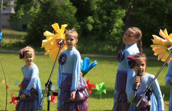 Ramybės skvere vaikai pasodino spalvotų gėlių pievą