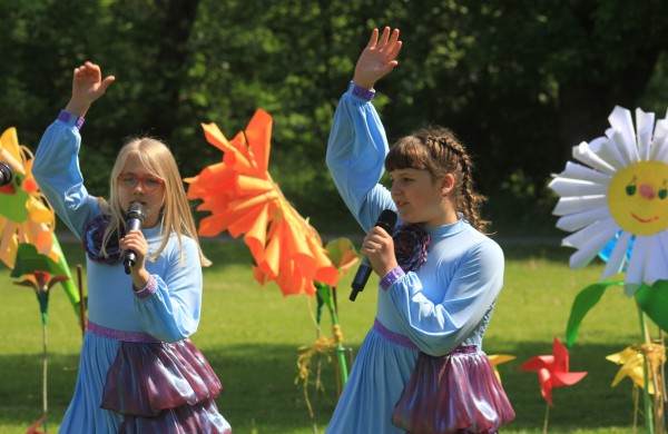 Ramybės skvere vaikai pasodino spalvotų gėlių pievą
