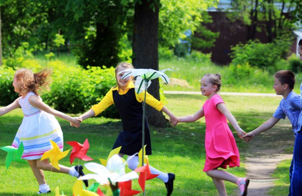 Ramybės skvere vaikai pasodino spalvotų gėlių pievą