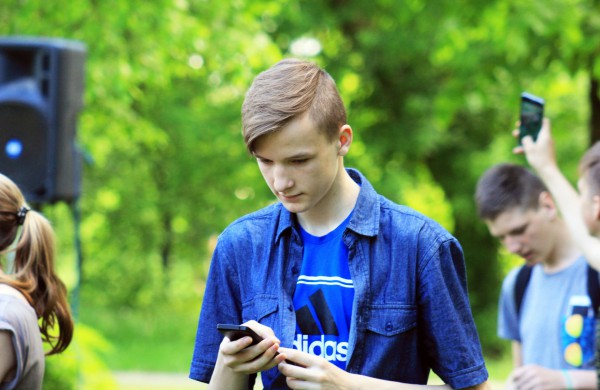 Ramybės skvere vaikai pasodino spalvotų gėlių pievą