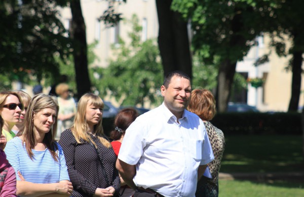 Ramybės skvere vaikai pasodino spalvotų gėlių pievą