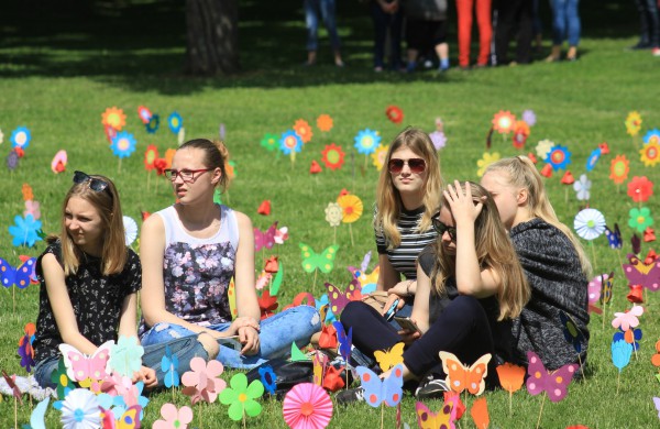 Ramybės skvere vaikai pasodino spalvotų gėlių pievą