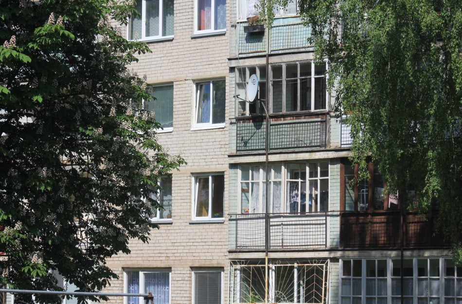 Įžūlus plėšimas daugiabutyje: spardė, smaugė, reikalavo pinigų