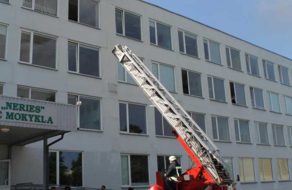 Jonavos mokyklų vaikai varžėsi jaunųjų paramedikų varžybose