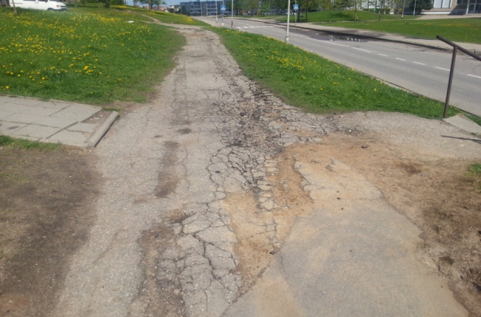 Tvarkydami konteinerius sugadino šaligatvį