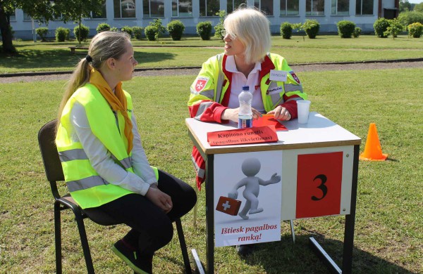 Jonavos mokyklų vaikai varžėsi jaunųjų paramedikų varžybose