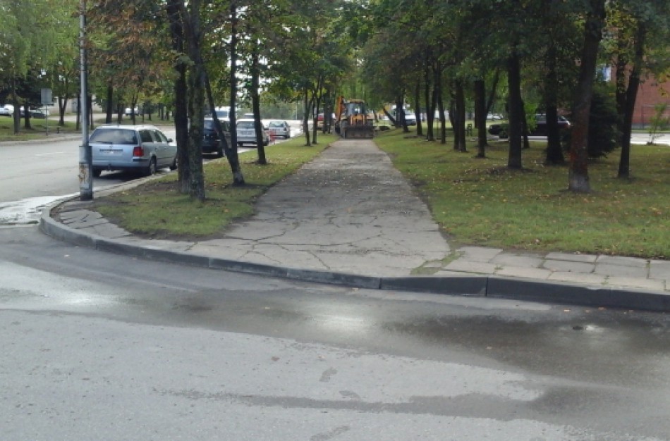 Naujieji šaligatviai Lietavos gatvėje - nepatogūs