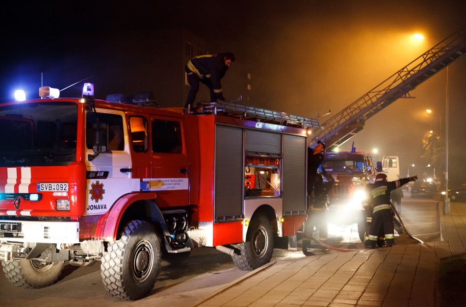 Gaisras Lietavos gatvėje. Iš degančio daugiabučio evakuoti žmonės