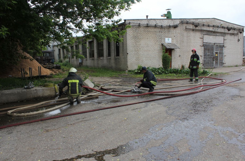“Baldai Jums” teritorijoje degė pjuvenos