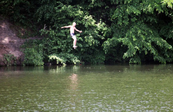 Vaikų pramogos prie Varnutės tvenkinio: gelbėtojai įspėja apie pavojus