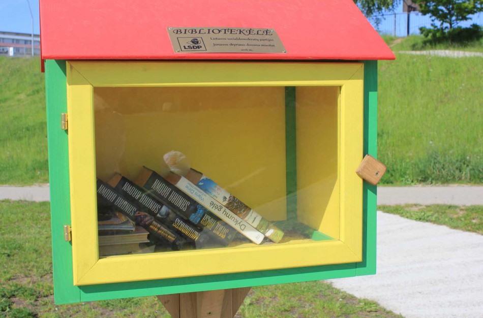 Vyriausioji rinkimų komisija gavo skundą dėl Jonavoje įrengtų knygų bibliotekėlių