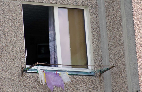 Neblaivus sūnus motiną grasino išmesti pro langą