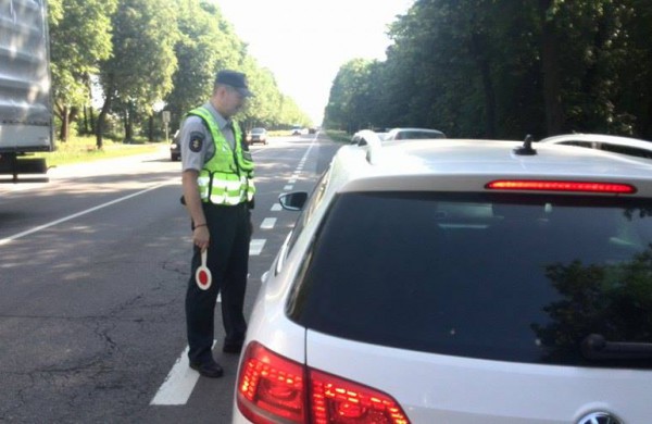 Jonavoje – reidas, aplinkosaugininkai tikrino automobilių išmetamųjų teršalų kiekius