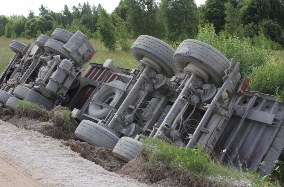 Netoli Upninkų apsivertė vilkikas (nuotraukos)