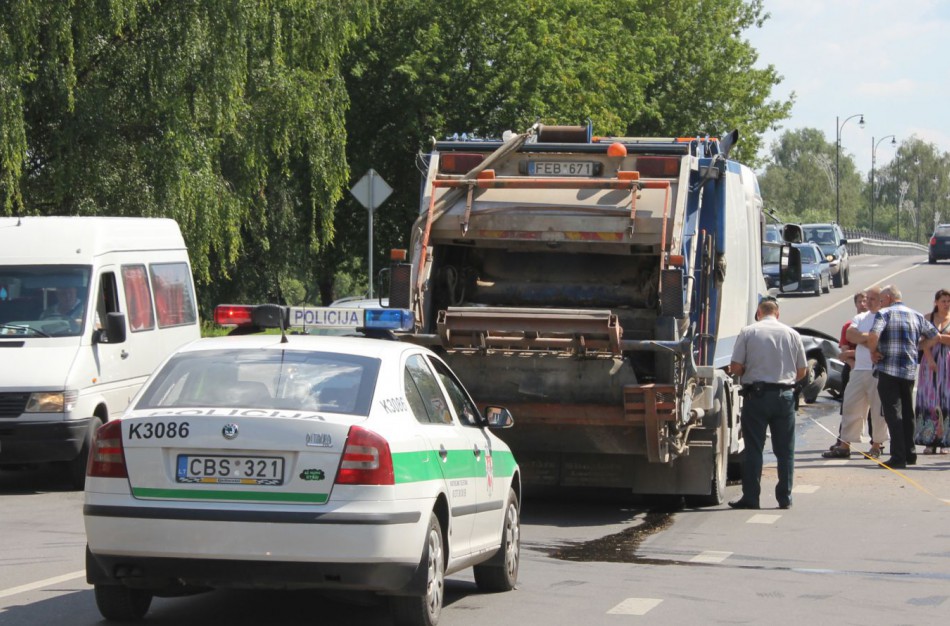 Miesto centre susidūrė trys automobiliai