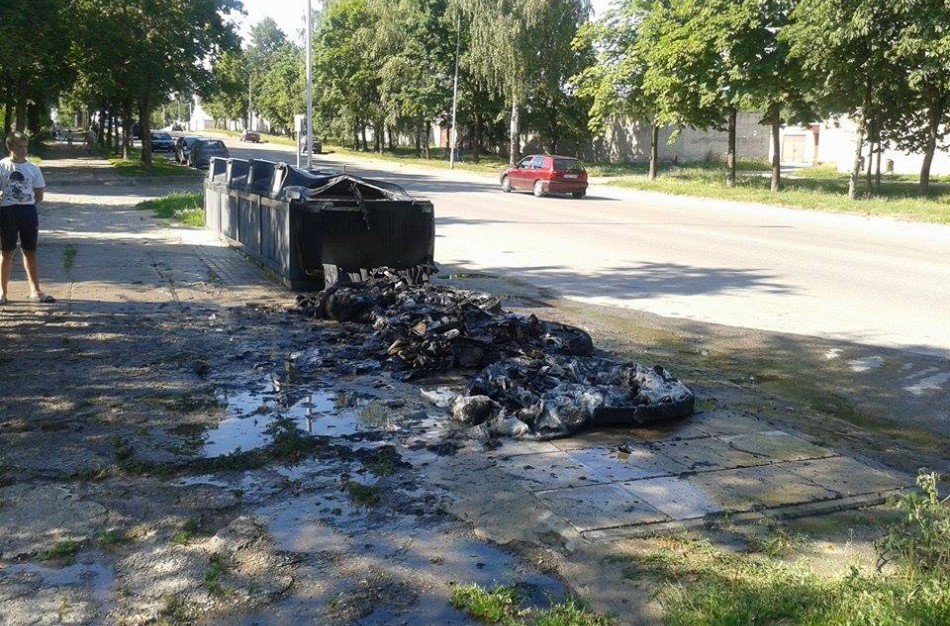 Sudegė trys konteineriai, vienas požeminis – apdegė