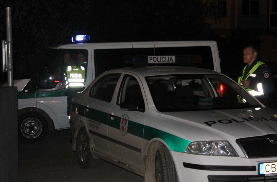 Dumsių seniūnijoje plėšikai iš moters atėmė pinigus ir pagrobė automobilį