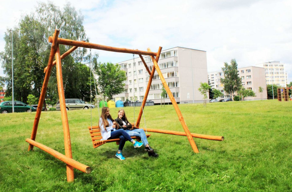 Panerių gatvėje pastatytos naujos sūpynės