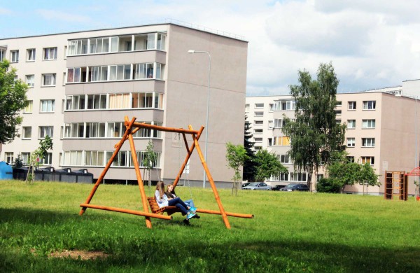 Panerių gatvėje pastatytos naujos sūpynės
