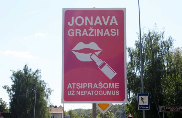 Mieste statomi ženklai su užrašu "Jonava gražinasi"
