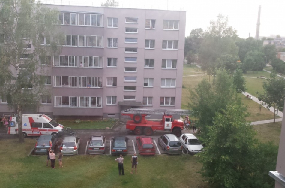 Medikai ir ugniagesiai skubėjo į pagalbą ligonei
