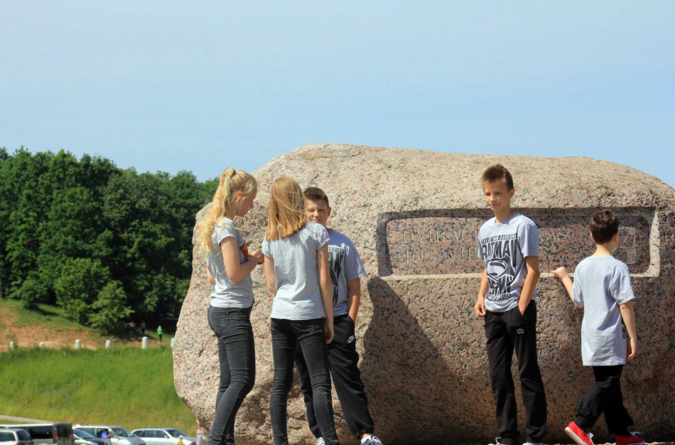 Joninių slėnio akmuo bus keliamas į kitą vietą, jo vietoje - įspūdingo dydžio vėliava