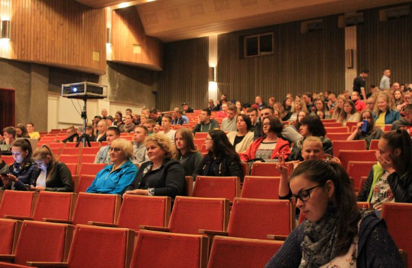 Kino festivalį „Sidabrinės gervės naktys“ Jonavoje sugadino kelios dešimtys jaunuolių