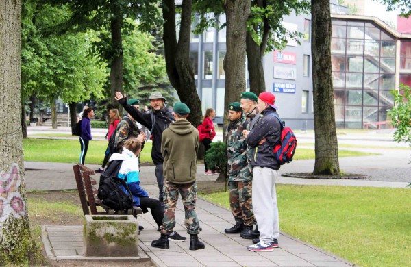Apleistoje raketų bazėje žygeiviai ieškojo istorijos pėdsakų 