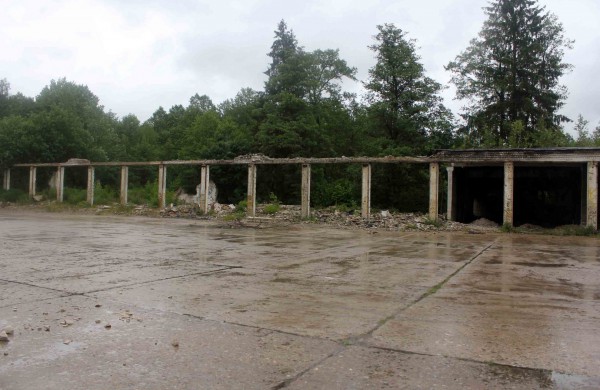 Apleistoje raketų bazėje žygeiviai ieškojo istorijos pėdsakų 