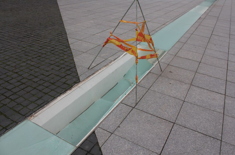 Vandalai miesto centre sudaužė stiklinį taką