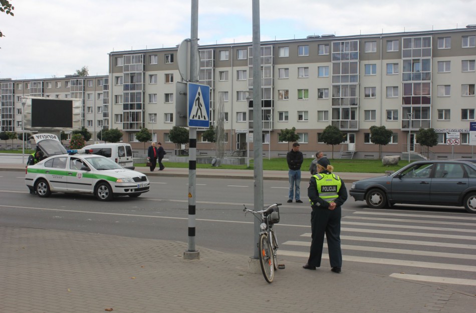 Pėsčiųjų perėjoje automobilis partrenkė moterį