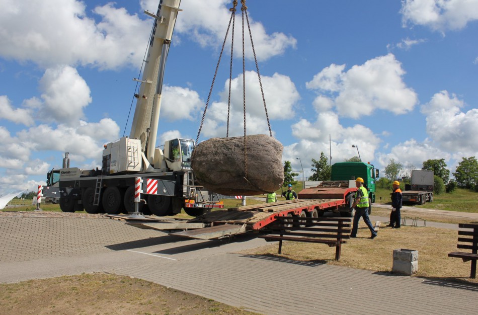 Prie Joninių slėnio buvęs akmuo perkeltas į kitą vietą