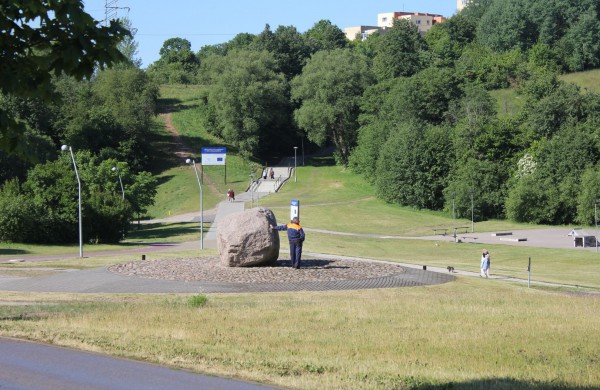 Prie Joninių slėnio buvęs akmuo perkeltas į kitą vietą