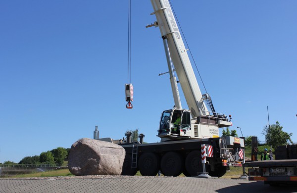 Prie Joninių slėnio buvęs akmuo perkeltas į kitą vietą